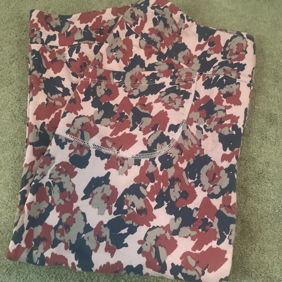 Lori Goldstein French Terry Cropped Printed Joggers - Picture 10 of 12